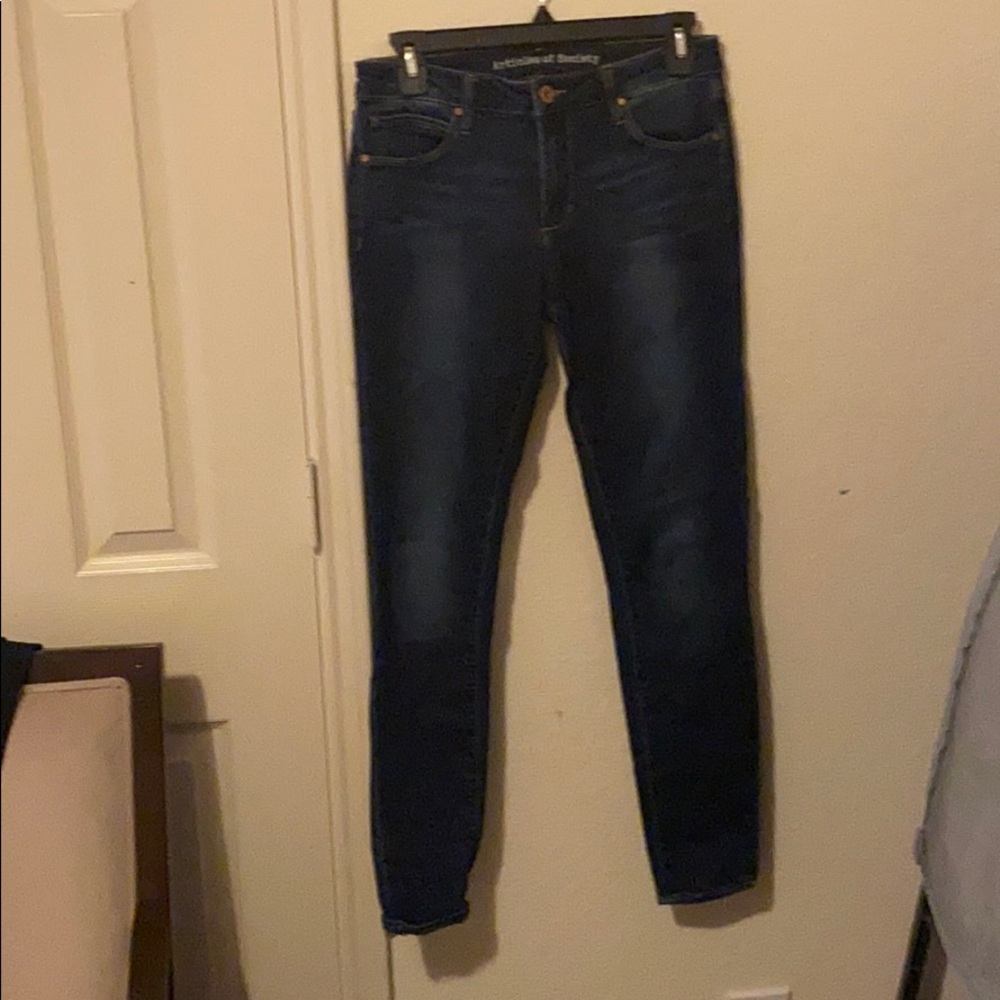 I’m selling a bundle of 3 jeans.